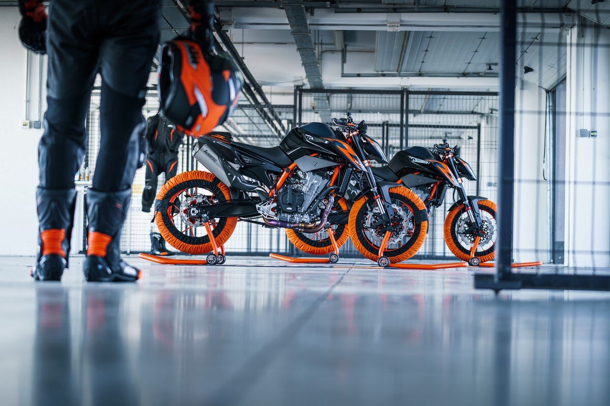 KTM: ecco la nuova 890 Duke R 